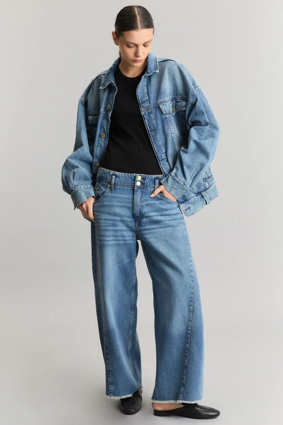 Foto de una modelo mujer usando un jean corte barrel.