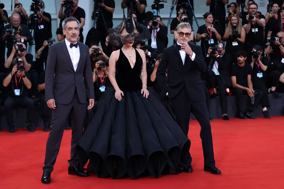 Foto de Todd Phillips, Lady Gaga y Joaquin Phoenix en la alfombra roja del Festival de Venecia 2024.