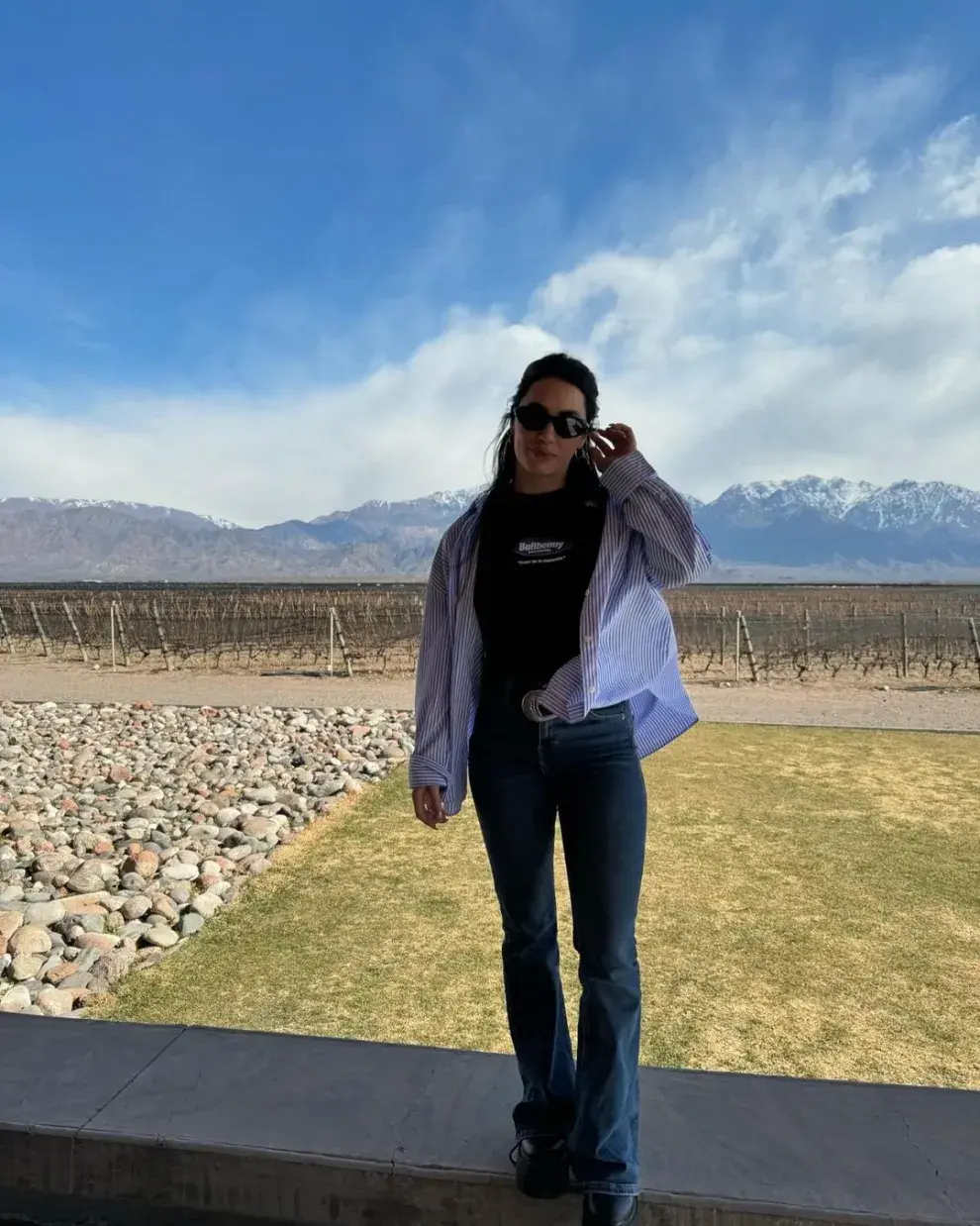 Una foto de Lali Espósito en Mendoza al aire libre.