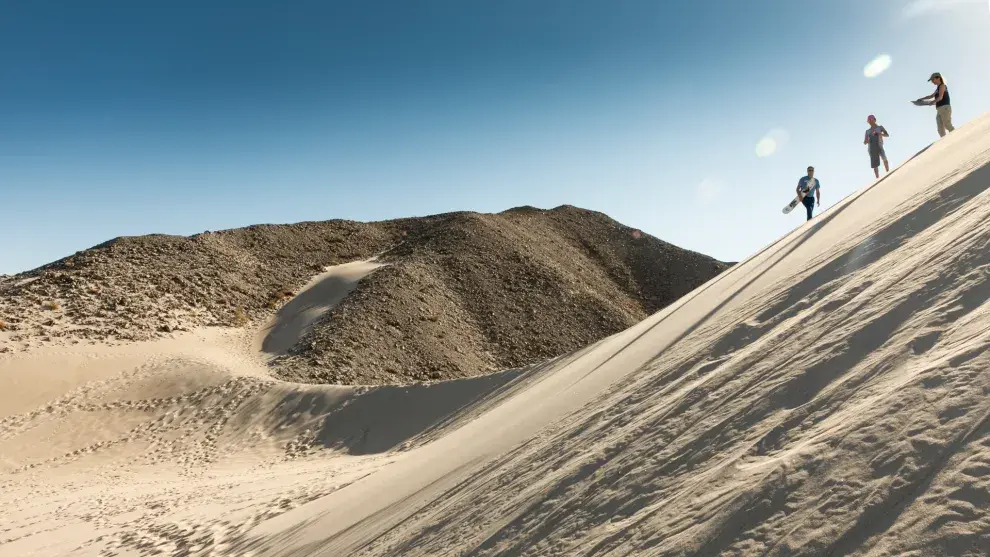 En Las Dunas se puede hacer sandboard, pero con mucho cuidado ya que hay afloramiento de rocas naturales que pueden provocar accidentes.