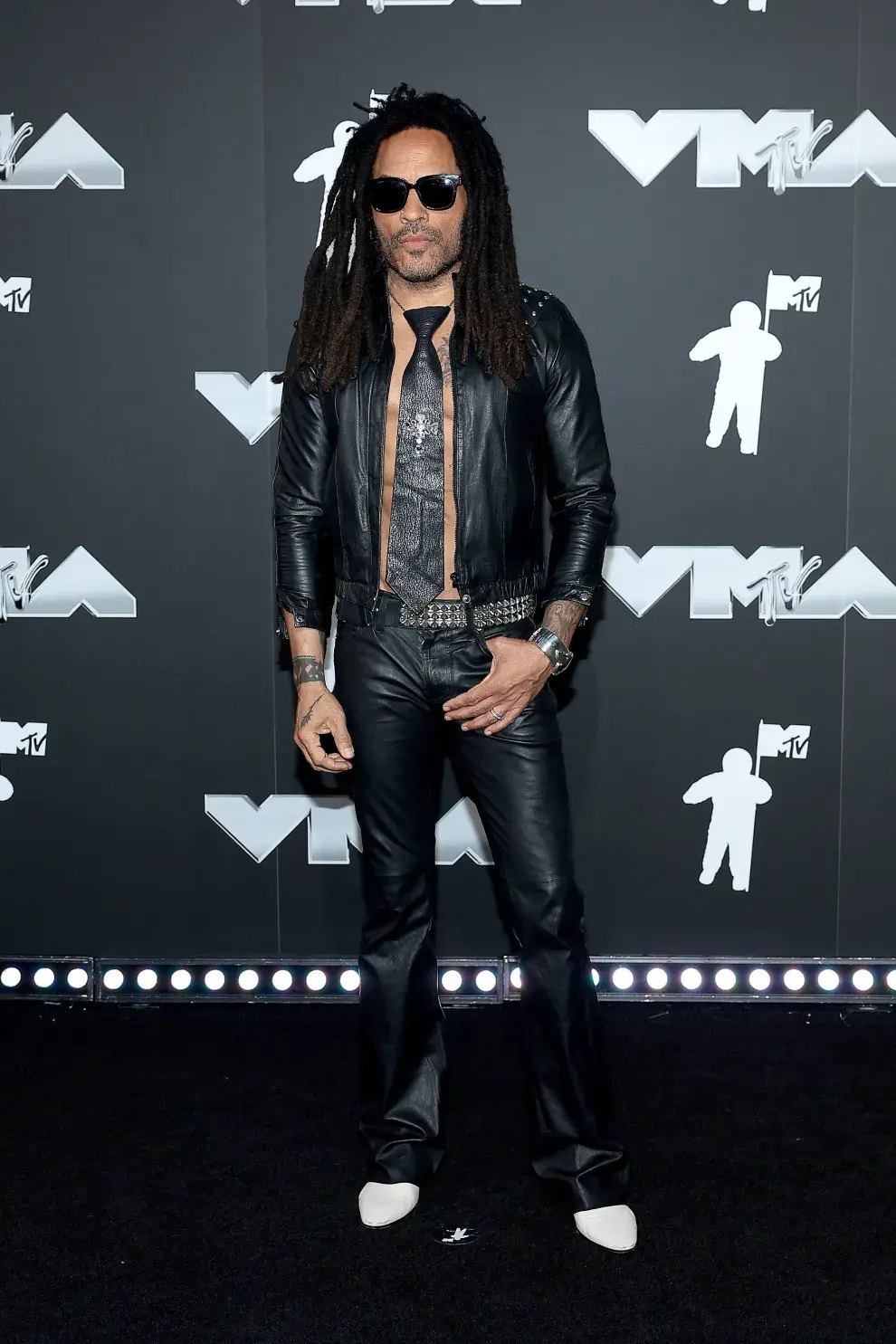 Lenny Kravitz en la alfombra roja de los MTV VMAs 2024.