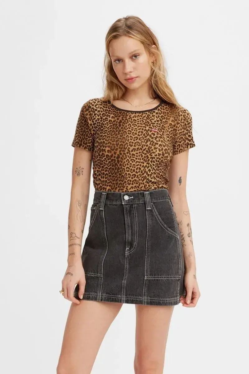 Foto de una modelo mujer usando ropa animal print.