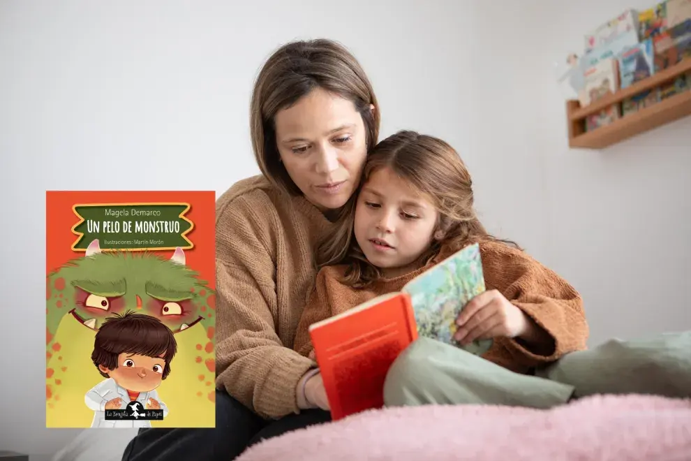 Una mamá leyendo un cuento a una niña.