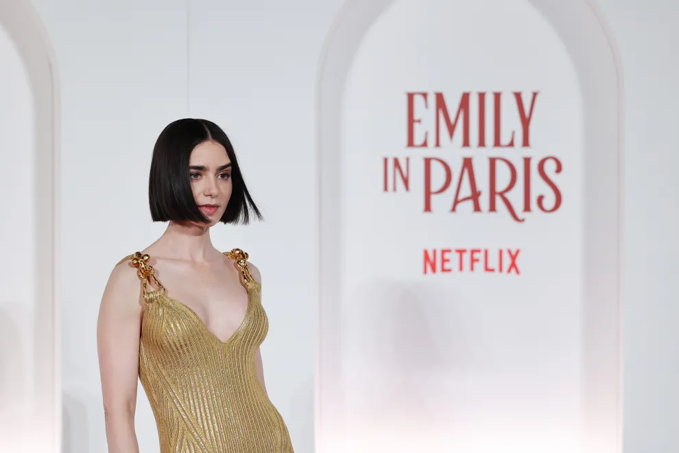 Lily Collins en la premiere en Roma de Emily in Paris.