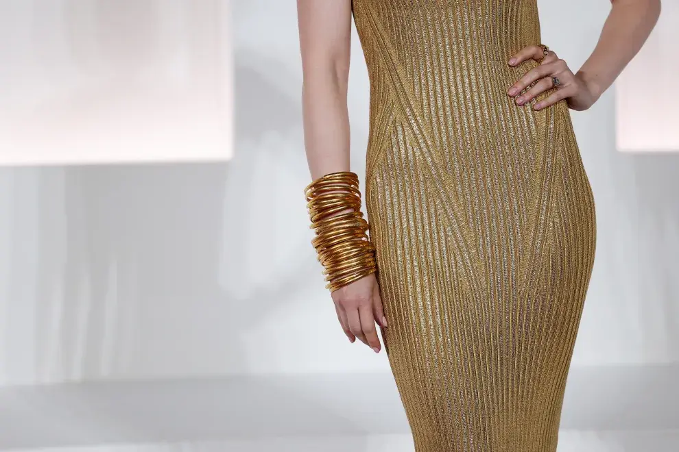 El vestido dorado de Schiaparelli que usó Lily Collins en la premiere en Roma de Emily in Paris.