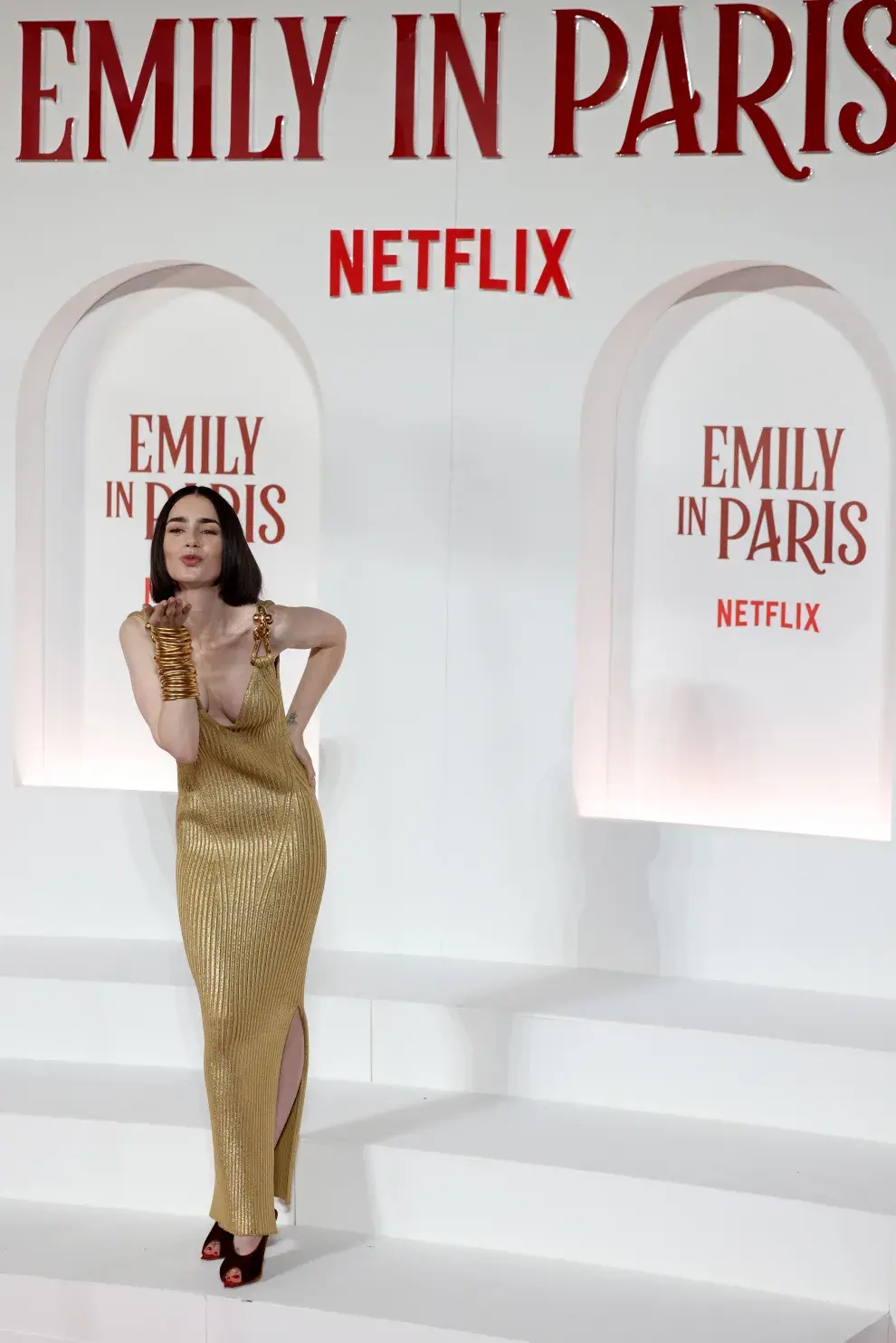 Lily Collins en la premiere en Roma de Emily in Paris.