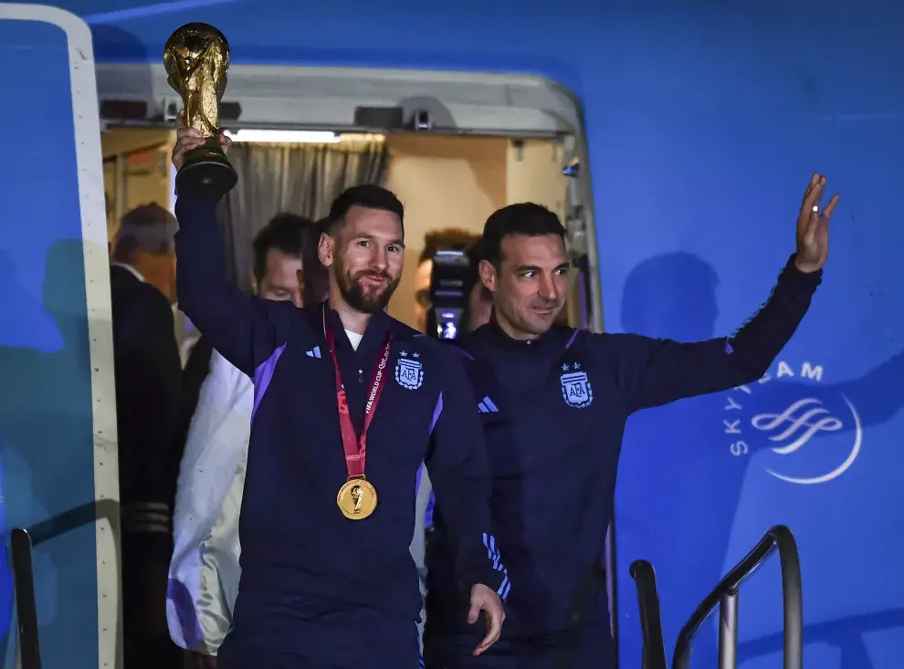 Foto de  Lionel Messi y Lionel Scaloni con la Copa del Mundo.