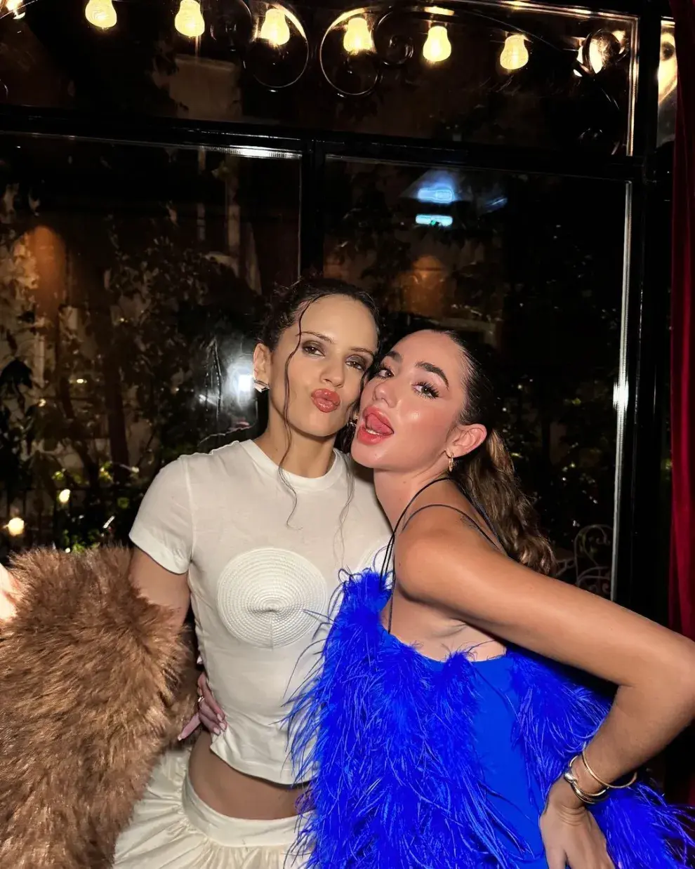 Foto de Lola Lolita con Rosalía en la fiesta de cumpleaños en París.