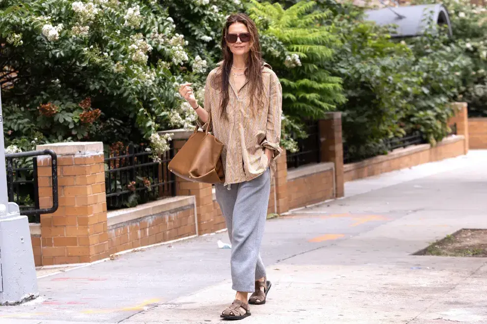 Foto de Katie Holmes en la calle.