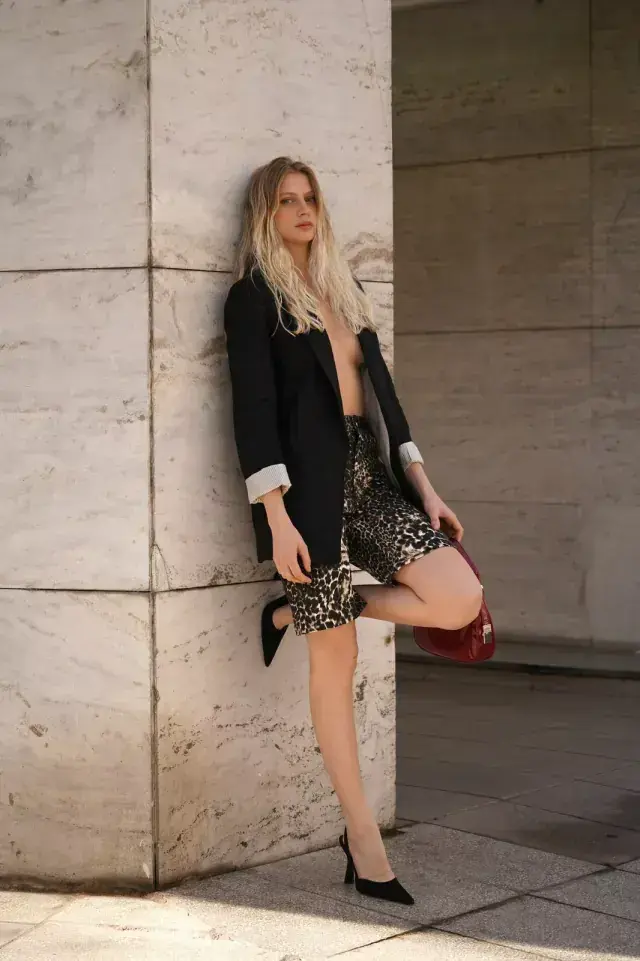 Foto de una modelo mujer usando una bermuda animal print.