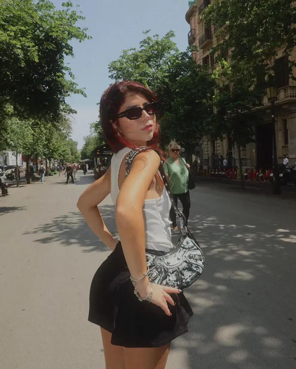 La influencer, Cami Mayan estuvo presente en el desfile de una marca nacional y llegó al evento con un look que anticipa las tendencias primavera-verano 2025.