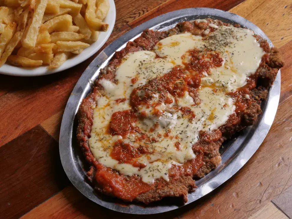 Además de la tortilla, en el Círculo Urquiza las milanesas son un clásico para compartir