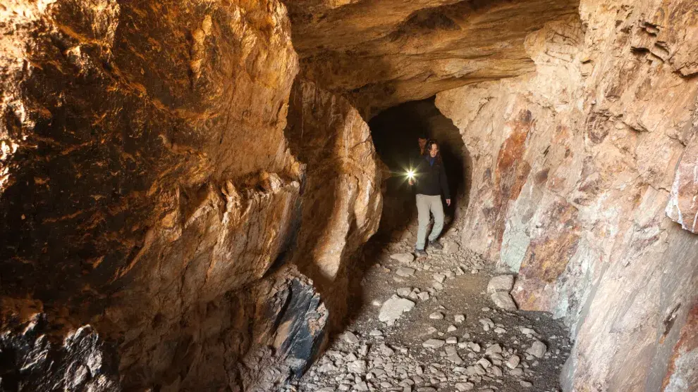 En las Minas de Inca Huasi hay decenas de socavones en desuso: túneles que perforaban la roca siguiendo la veta de cuarzo, el compañero infaltable del oro.