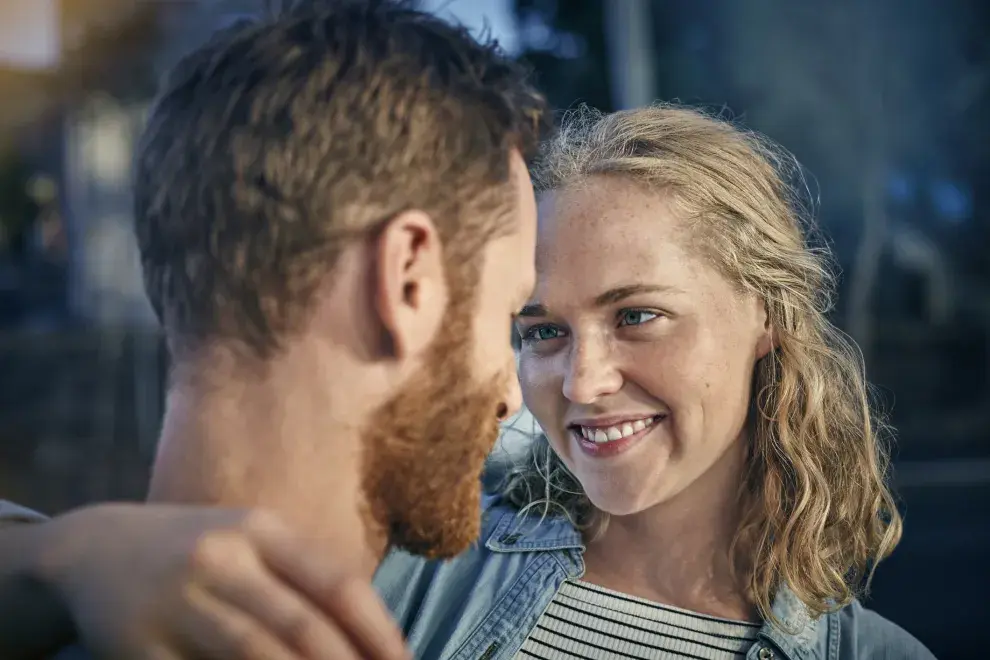 pareja mirándose a los ojos