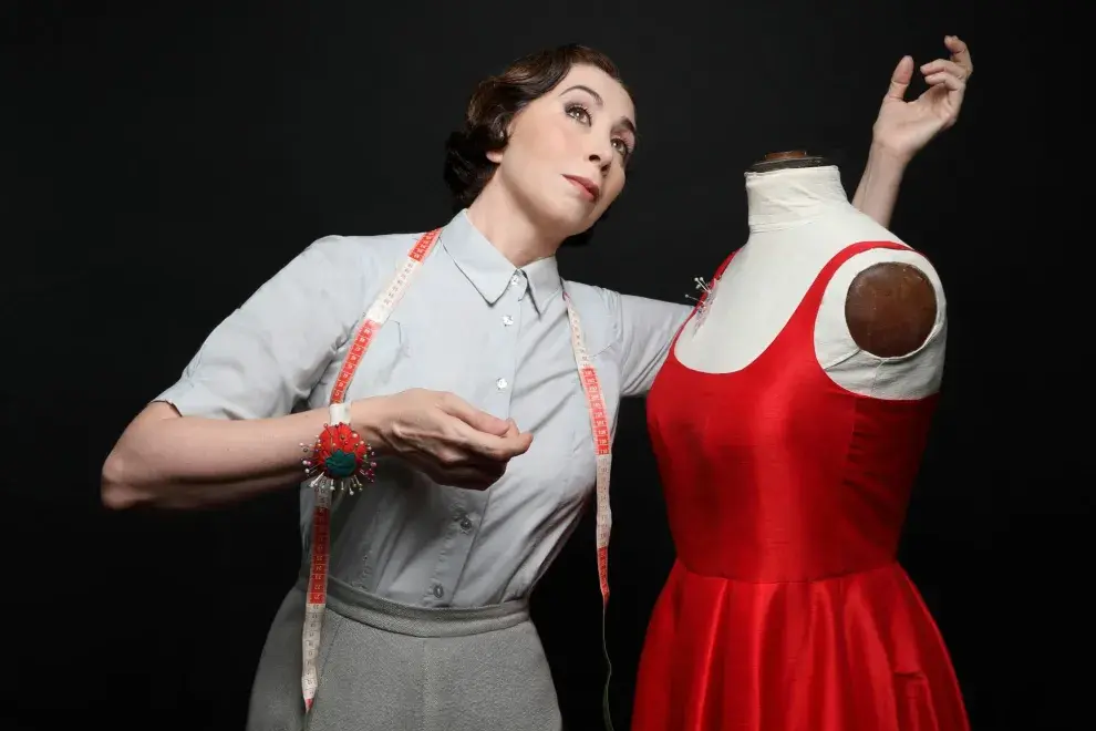 Mujer con maniquí de diseño.