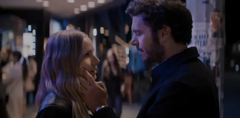 Foto de Kristen Bell y Adam Brody en la serie Nadie quiere esto.