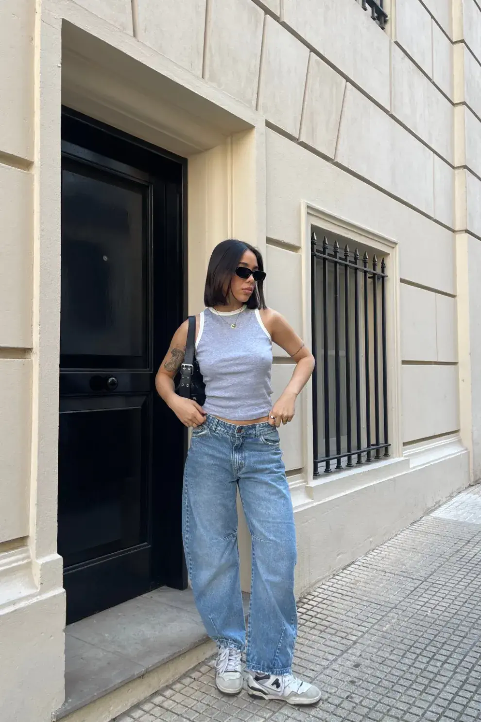 Foto de una modelo mujer usando un jean corte barrel.