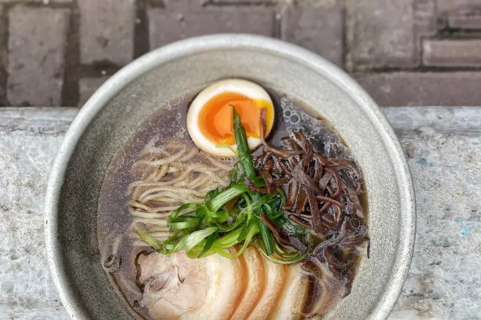 El ramen al paso que propone Orei es un verdadero plato de culto en el corazón del Barrio Chino.