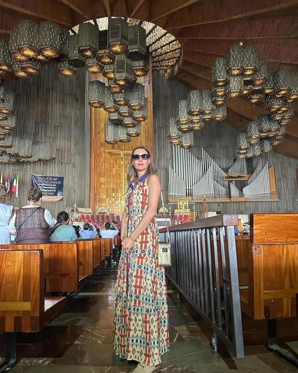 El look de Pampita para asistir a la Iglesia en México.