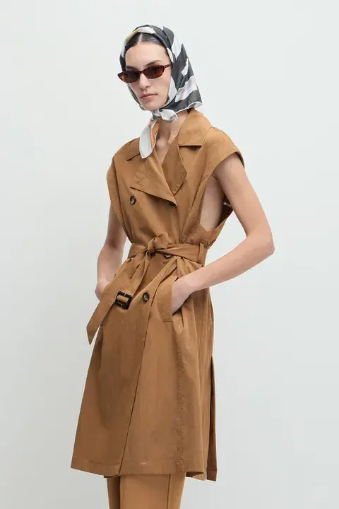 Foto de una modelo mujer usando un trench coat.