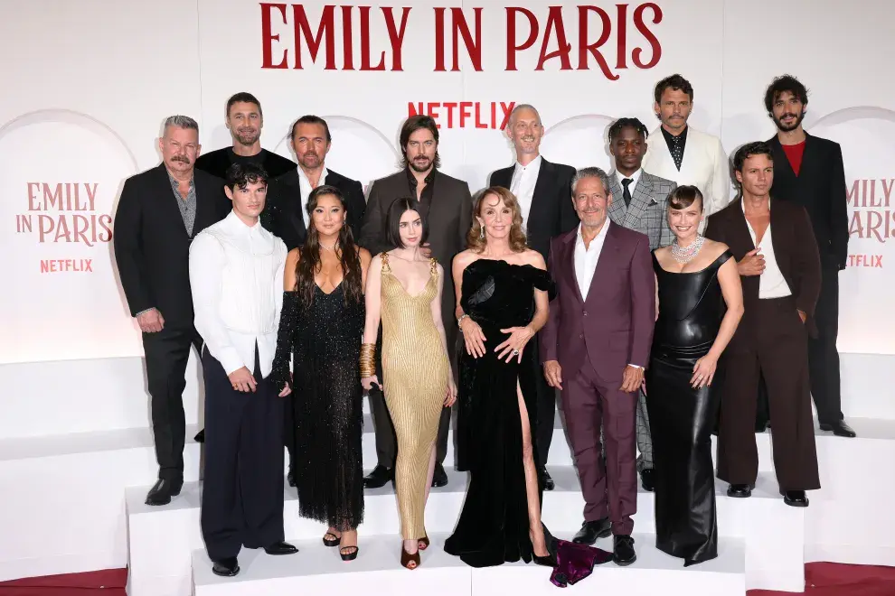 El elenco de Emily in Paris en la premiere en Roma de la parte 2 de la temporada 4.