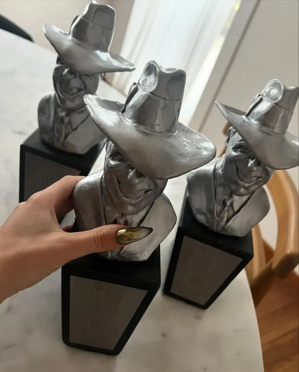 Una foto de las manos de Lali con tres premios Gardel.