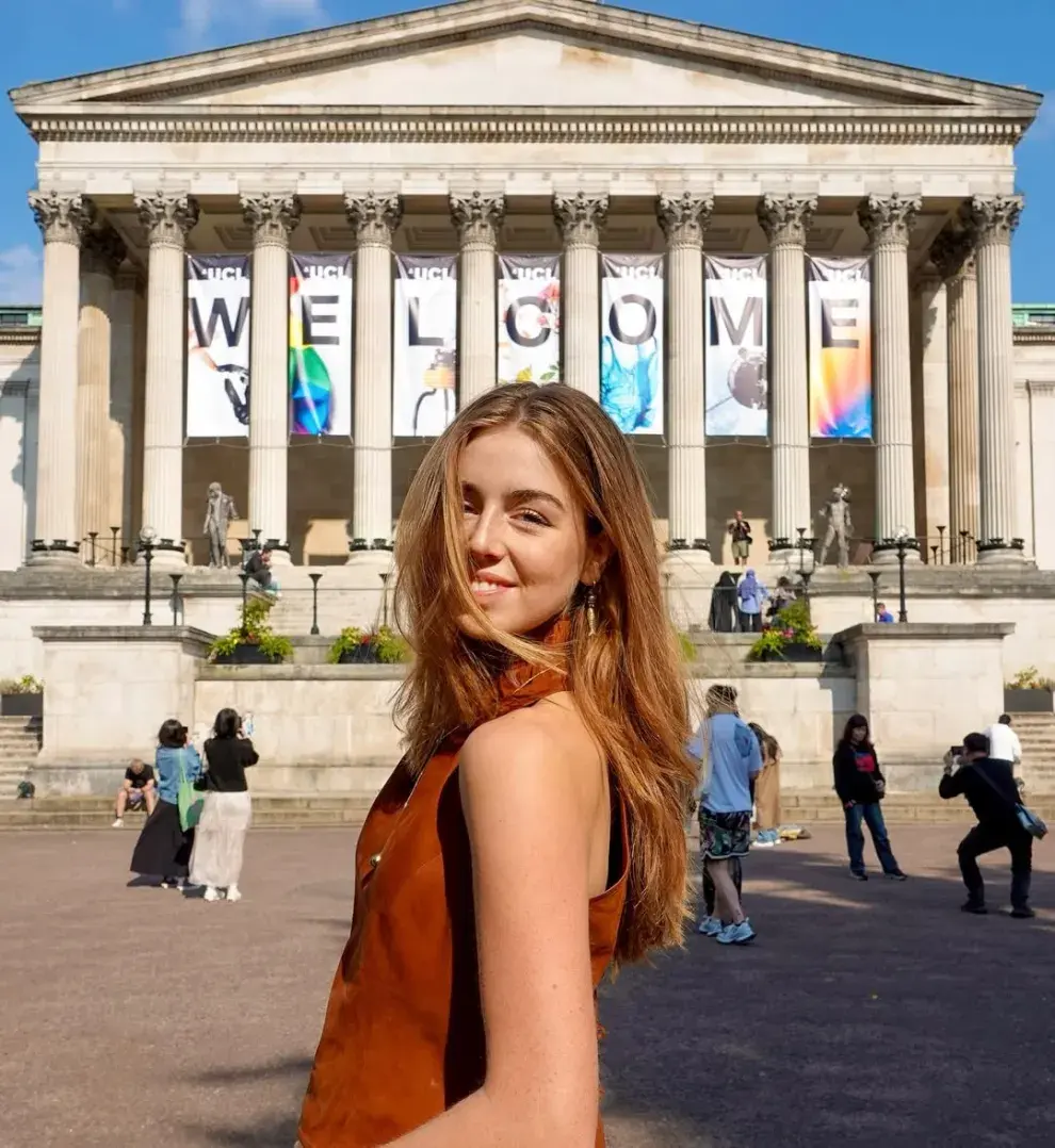 Foto de la princesa Alexia llegando a la Universidad de Londres.