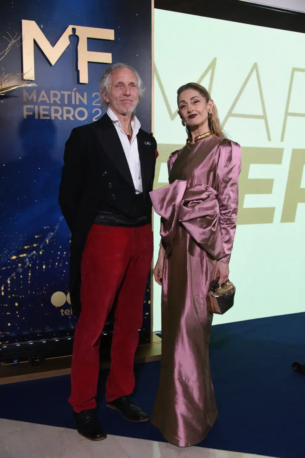 Boy Olmi y Carola Reyna en la alfombra roja del Martín Fierro 2024.