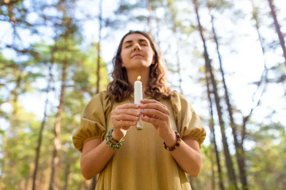 mujer haciendo un ritual