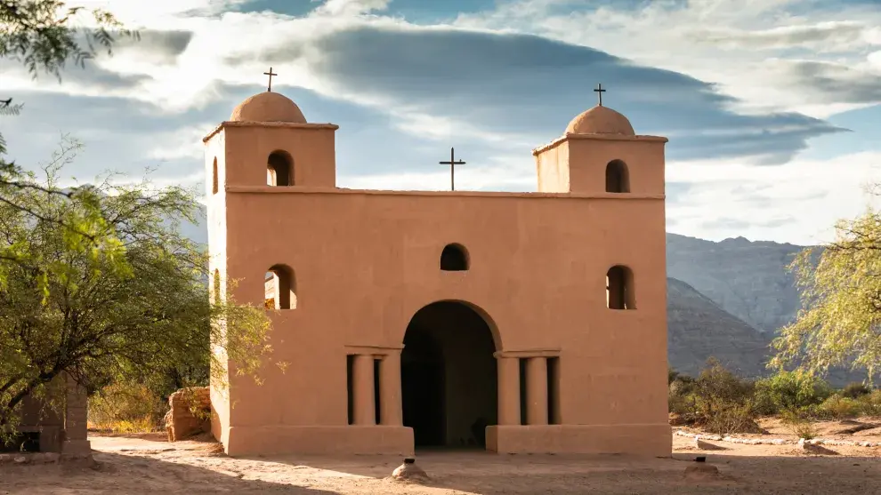 En la Ruta del Adobe se encuentran edificios históricos de la arquitectura colonial, algunos de los cuales fueron declarados Monumento Histórico Nacional.