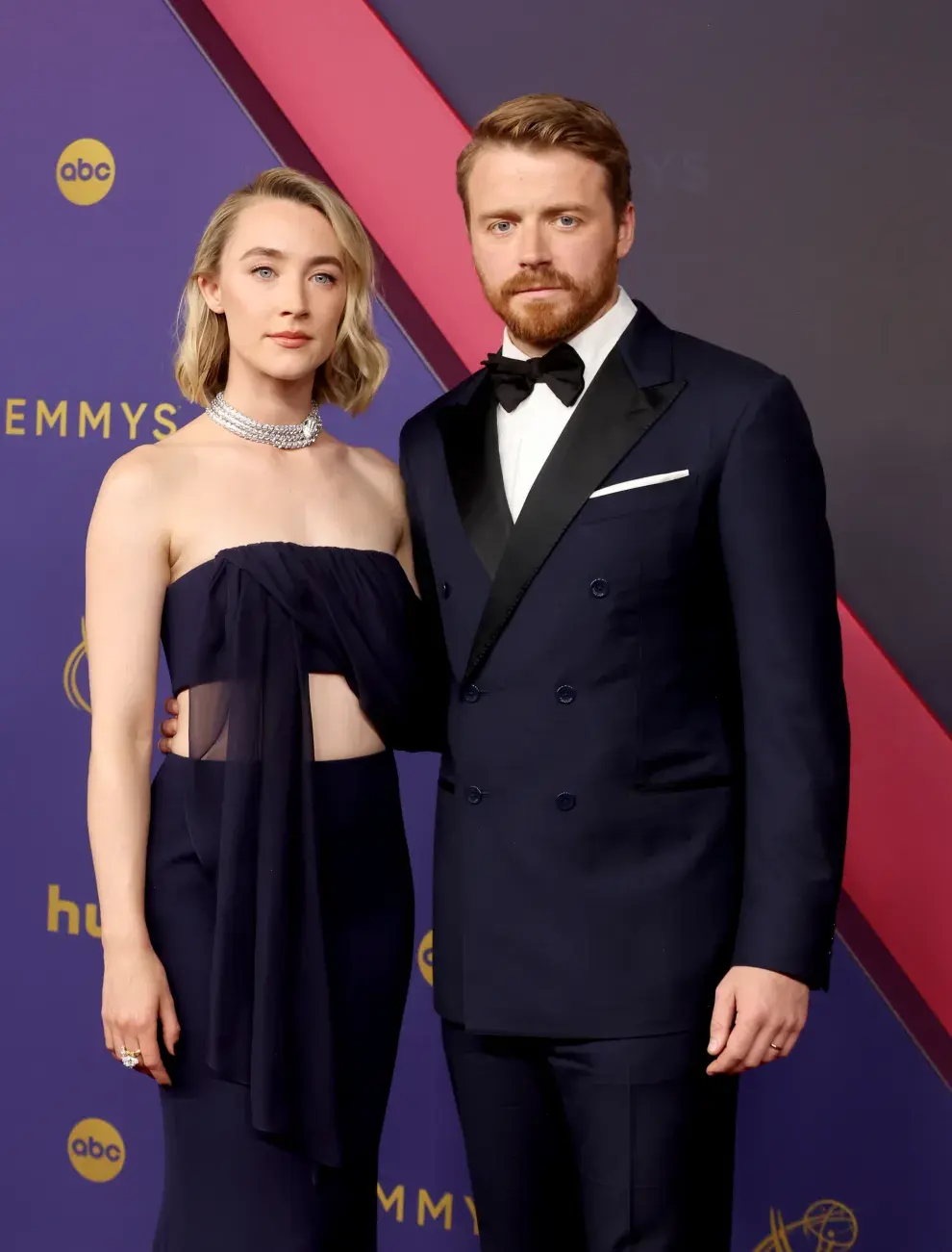 Saoirse Ronan y Jack Lowden en la alfombra roja de los Premios Emmy 2024.