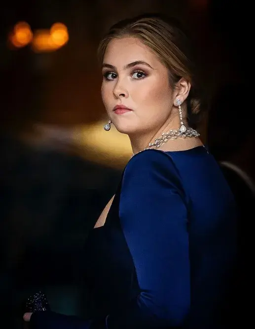 Amalia posando con un vestido en color azul oscuro y un gran collar de diamantes en su cuello