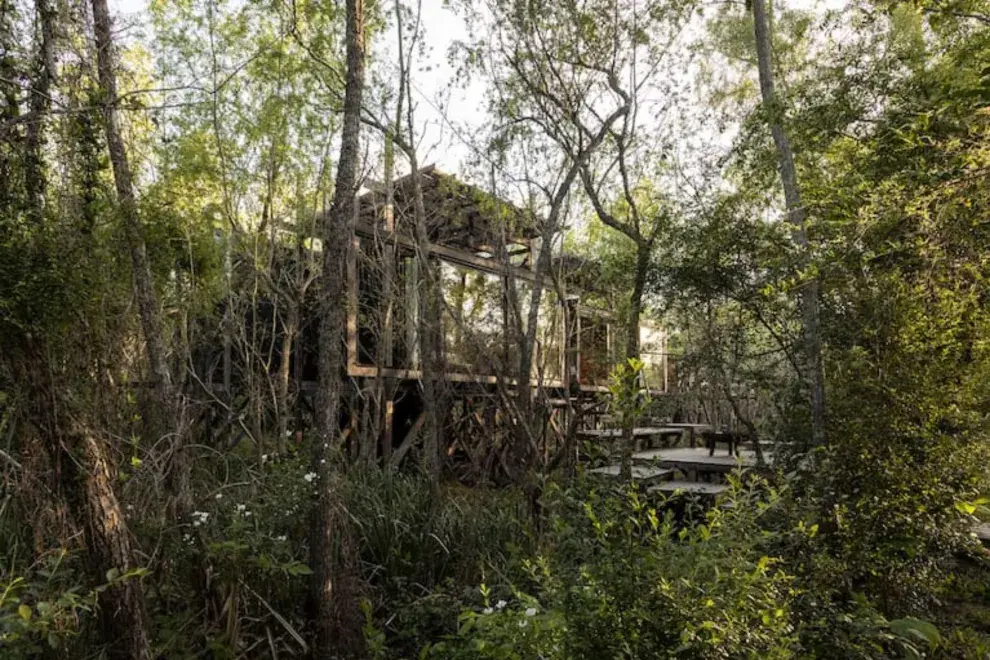 Una casa a orillas del Paraná que se mete en medio de la vegetación frondosa.