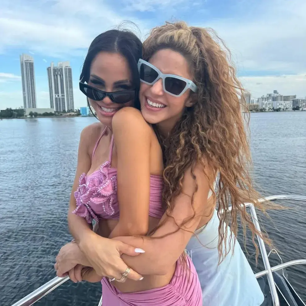 Foto de Shakira con Natty Natasha en un yate.