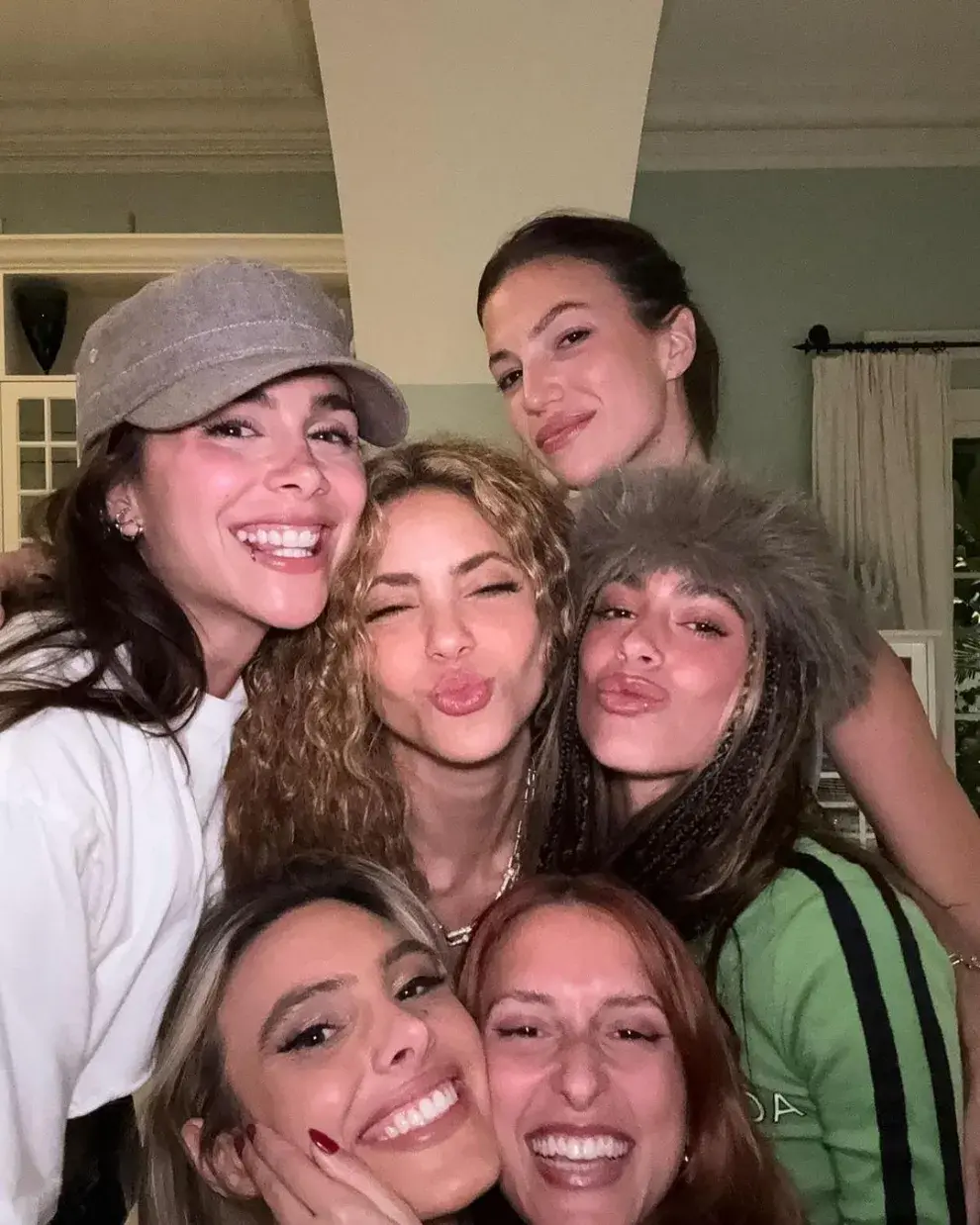 Shakira con Tini Stoessel y amigas.