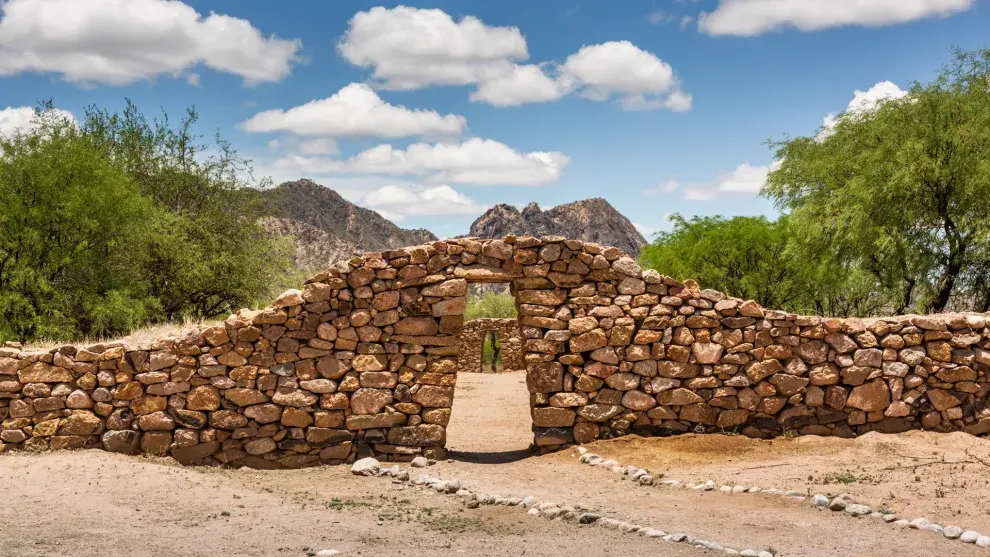 El Shincal de Quimivil se llama así por el Shinki, un arbusto que envolvió las construcciones y las conservó en el tiempo.