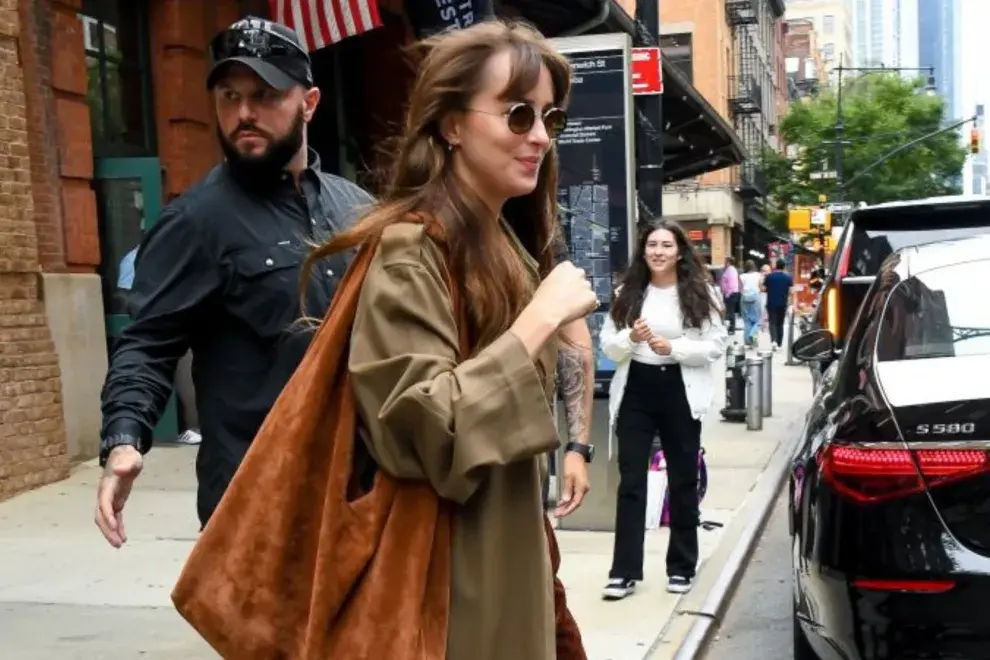 Una foto de Dakota Johnson paseando por las calles de Nueva York.