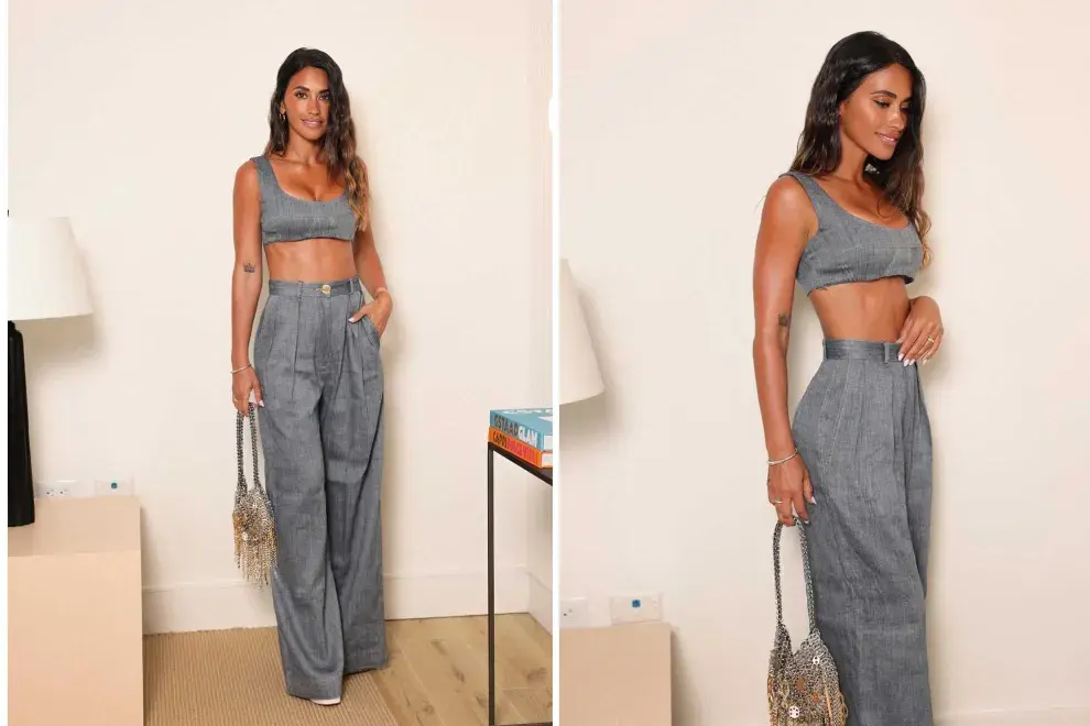 Antonella Rocuzzo lució un conjunto de dos piezas en color gris claro: crop top y pantalón de lino tiro alto con pinzas a la altura de la cintura y wide led