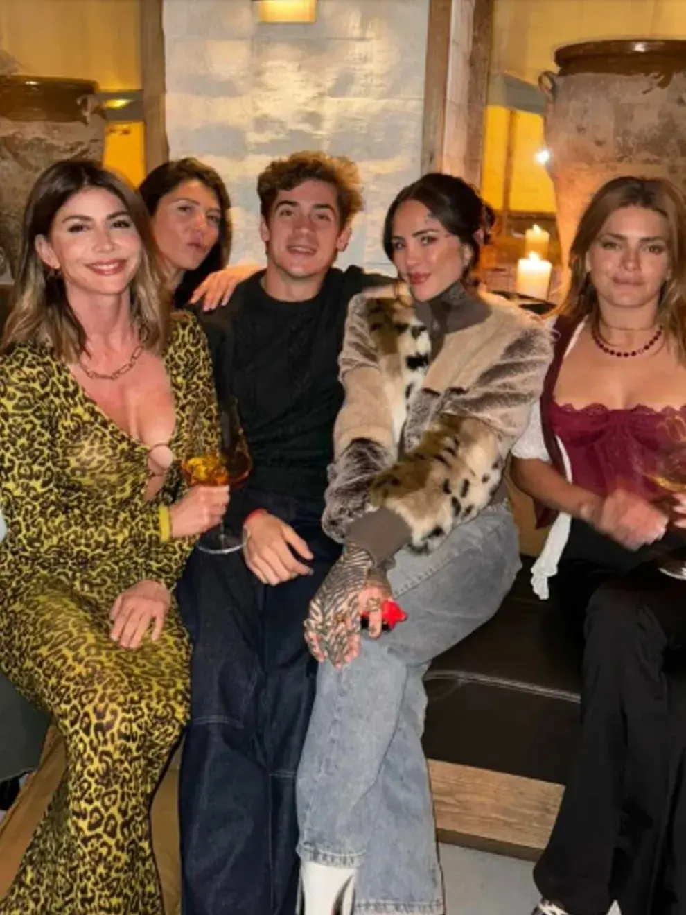 Franco Colapinto con Majo Martino, Morena López Blanco, Candelaria Tinelli y Natalie Pérez 