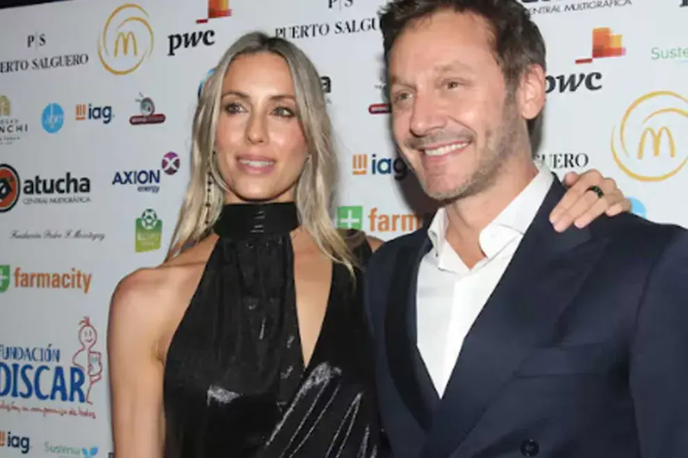 El actor chileno, Benjamín Vicuña dijo presente en la gala anual a beneficio de la Fundación Discar y lo hizo junto a su novia, Anita Espasandin.