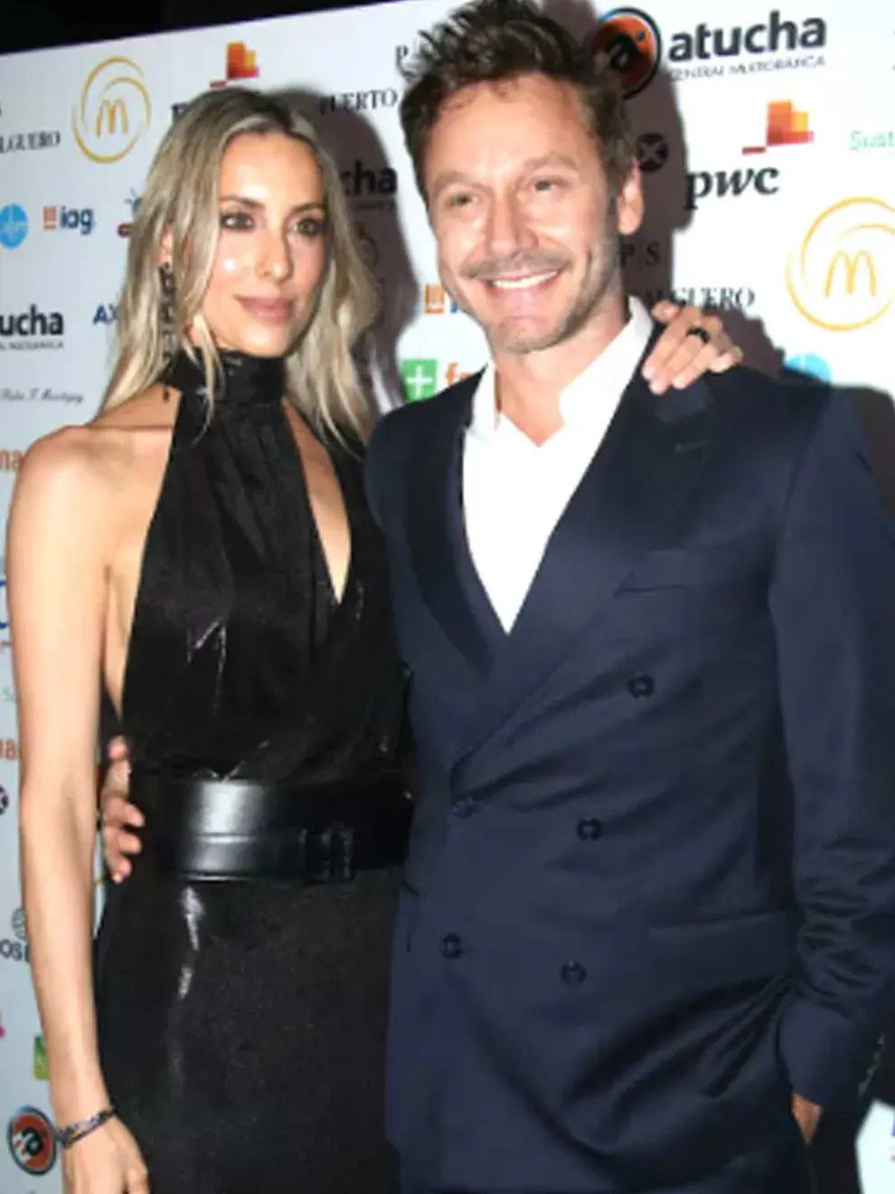 El actor chileno, Benjamín Vicuña dijo presente en la gala anual a beneficio de la Fundación Discar y lo hizo junto a su novia, Anita Espasandin