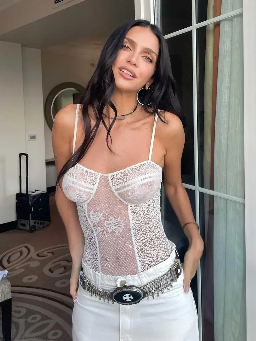 Zaira Nara con su lok total white