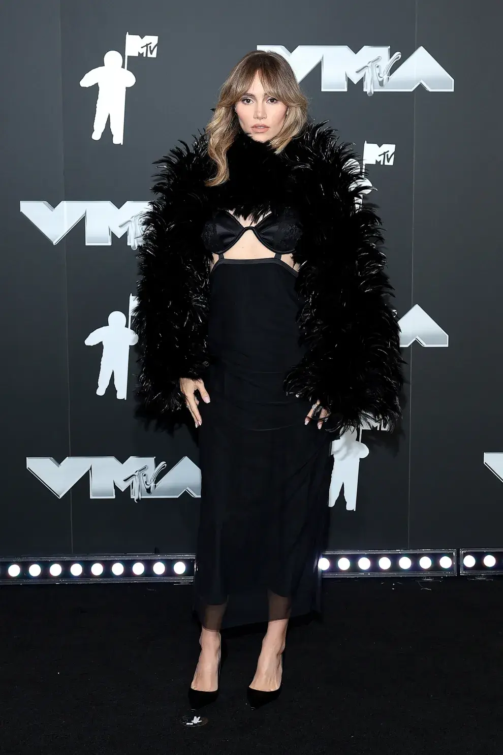 Suki Waterhouse en la alfombra roja de los MTV VMAs 2024.