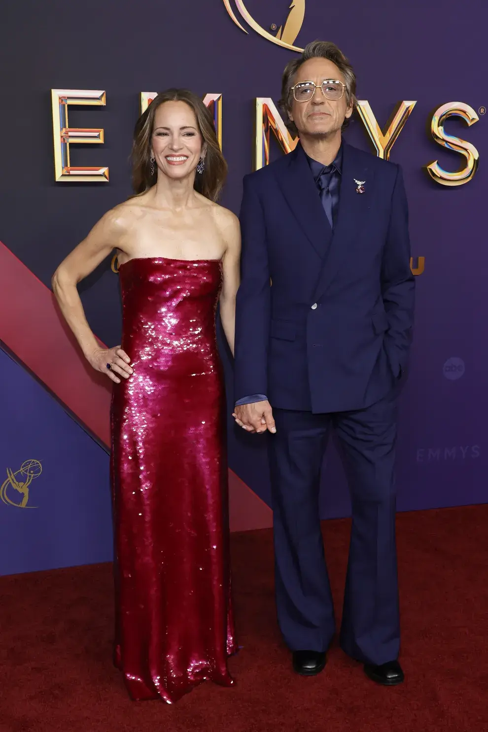 Susan Downey y Robert Downey Jr. en la alfombra roja de los Premios Emmy 2024.