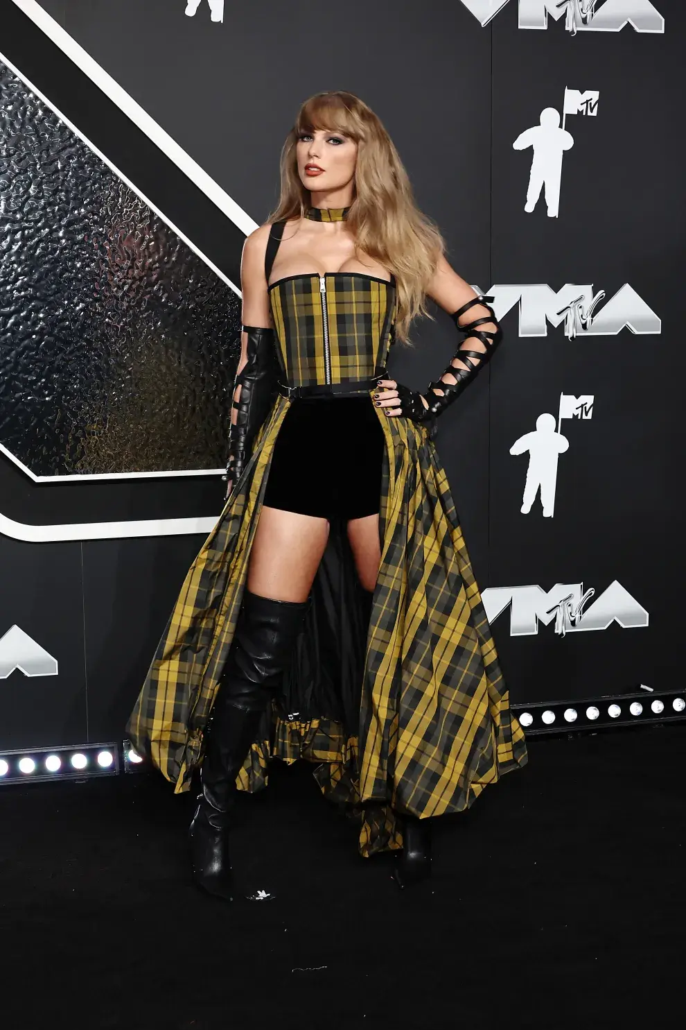 Taylor Swift en la alfombra roja de los MTV VMAs 2024.