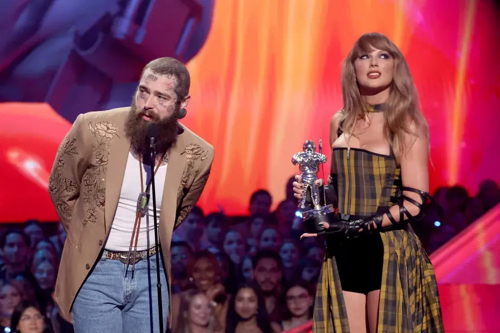 Foto de Taylor Swift y Post Malone en los MTV VMAs 2024.