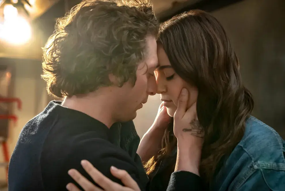 Foto de Jeremy Allen White y Molly Gordon a punto de besarse en la serie The Bear.