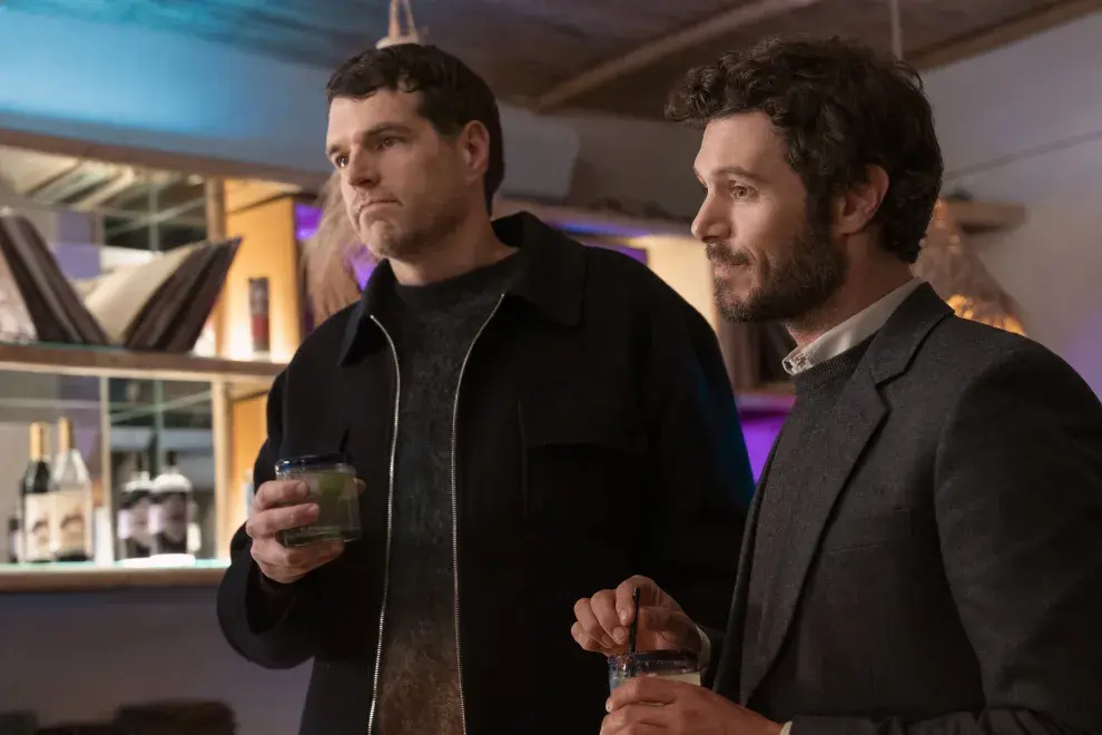 Timothy Simmons y Adam Brody en la serie Nadie quiere esto.