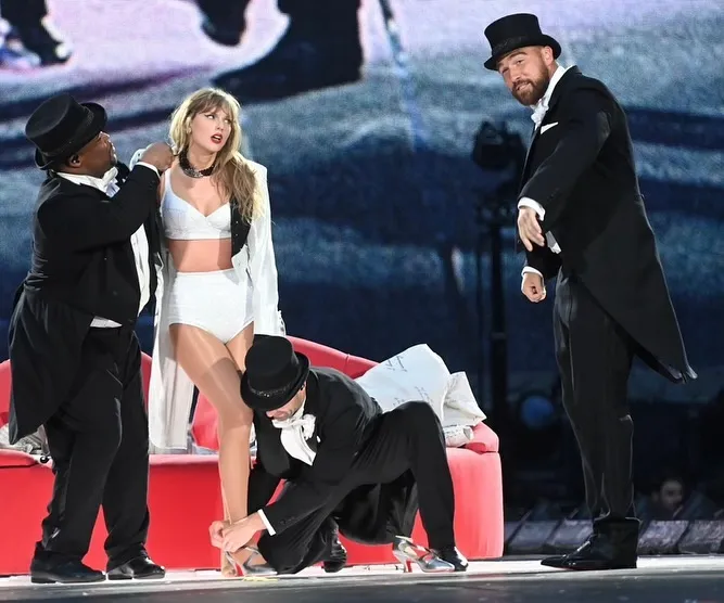 Foto de Travis Kelce participando en el show de Taylor Swift, en Londres.