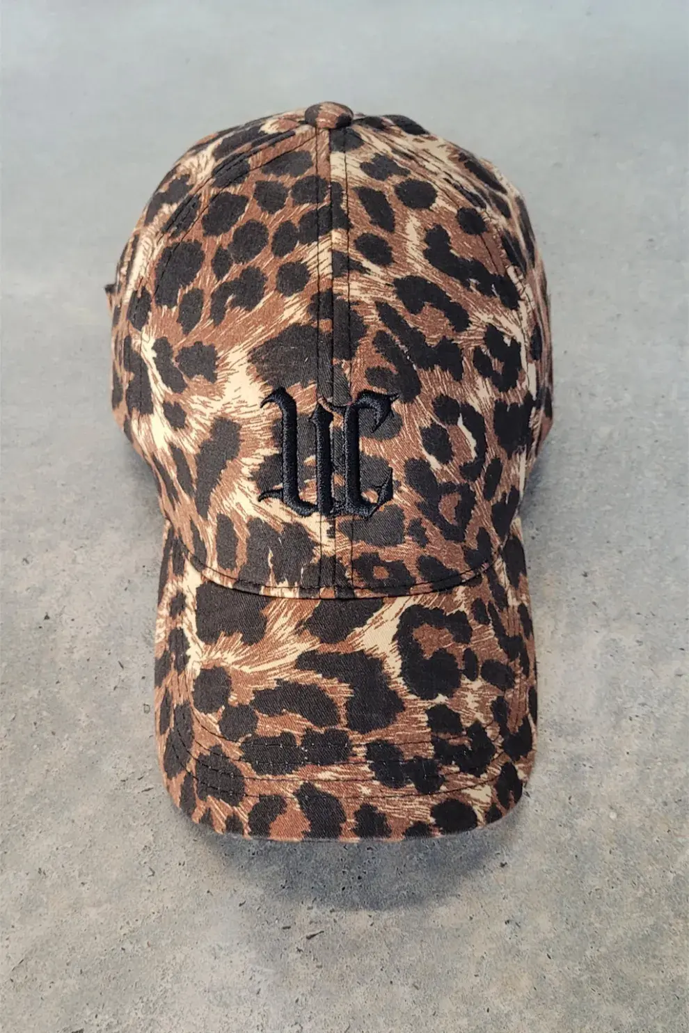 Foto de una gorra animal print